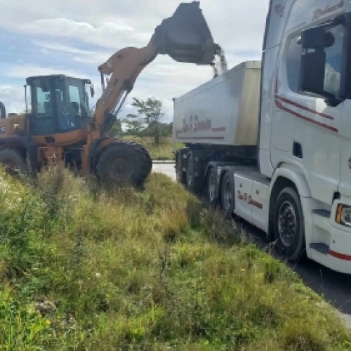 Afhentning og bortkørsel af jord med lastbil og læsning med grab