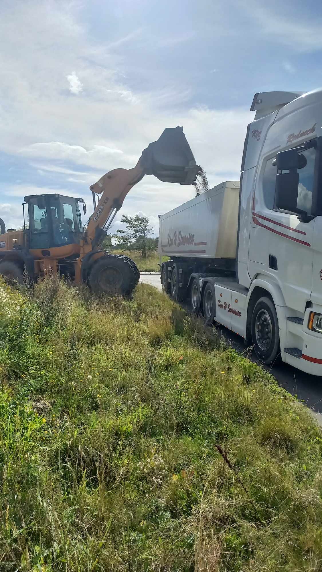 Bortkørsel af jord med lastbil og læsning med entreprenørmaskine